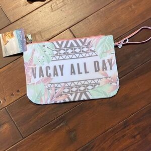 NWT  Water Resistance Beach Case w/touchscreen pockets! Hold wet suit and phone